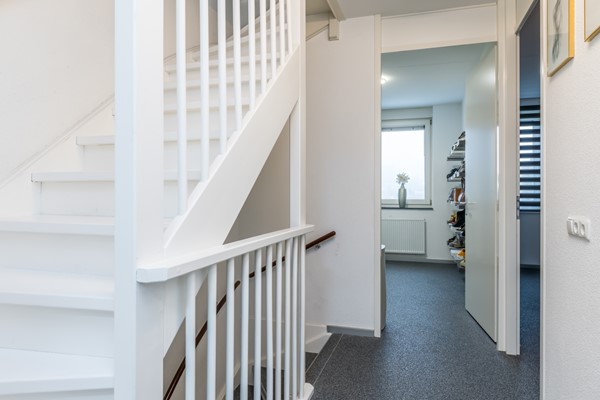 Foto - Te koop: In Landgraaf op een zeer kindvriendelijke locatie bevindt zich deze nette en moderne instapklare energiezuinige tussenwoning uit 2008
